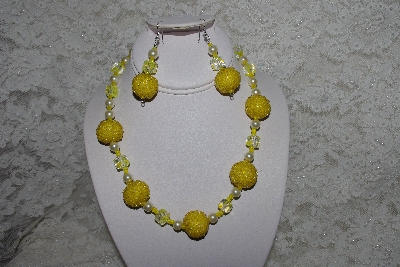 +MBAHB #27-002  "One Of A Kind Yellow Glass Bead Necklace"