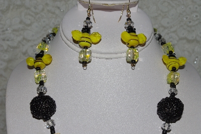 +MBAHB #27-022  "One Of A Kind Yellow, Black & Clear Glass Bee Necklace & Earring Set"