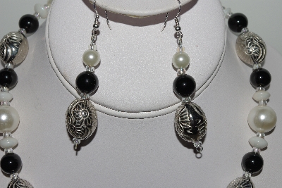 +MBAHB #009-085  "One Of A Kind Black & White Bead Necklace & Earring Set"