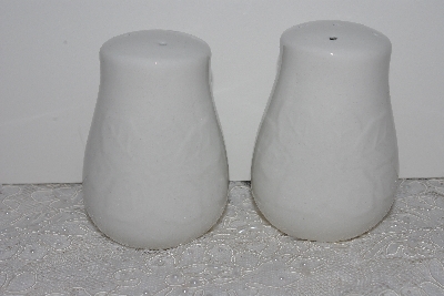 +MBAMG #003-001    "Set Of White Ceramic Poinsettia Salt & Pepper Shakers"