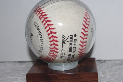 +MBAMG #003-083   "Dave Justice 1990 N.L. Rookie Of The Year Autographed Base Ball With Display Case"