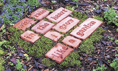 +MBAMG #0031-M7528  "Poetry Stones Garden Stepping Stone Kit"