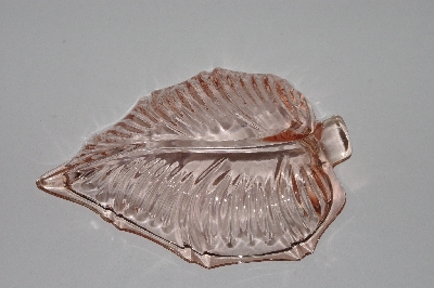 +MBAAC #01-9466  "Vintage Pink Glass Leaf Shaped Ash Tray"