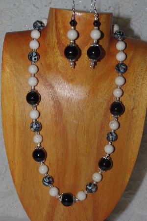 +MBASS #0003-0160  "White & Black Bead Necklace & Earring Set"
