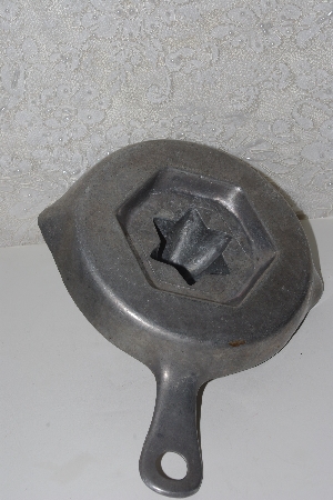 +MBAVG #101-0095  "Vintage Cast Aluminum Juicer"