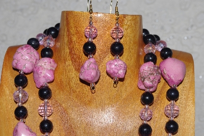 +MBAMG #100-0136  "Pink & Black Bead Necklace & Earring Set"
