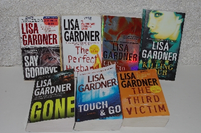 +MBACF #B-0031  "Set Of 8 Pre-Owned Used Lisa Gardner Paperback Books"