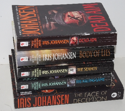 MBAM #421-0125 "Lot Of 18 Iris Johansen Eve Duncan Series Books"