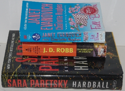+MBAM #421-163  " J.D Robb, Janet Evanovich, Sara Paretsky, Patricia Cornwell 5 Books"