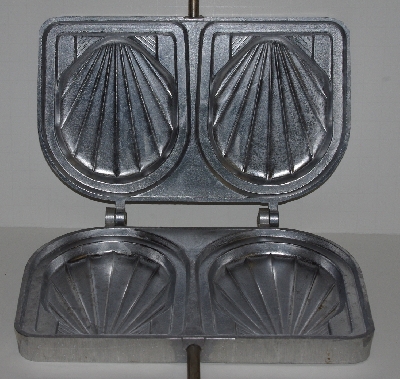 +MBA #2727-774   "1970's Shell Shaped Stovetop Panini/ Grilled Sandwich maker"