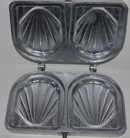 +MBA #2727-774   "1970's Shell Shaped Stovetop Panini/ Grilled Sandwich maker"