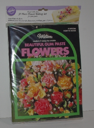 +MBA #2929-347   "1998 Wilton 32 Piece Flower Making Kit For Gum Paste"