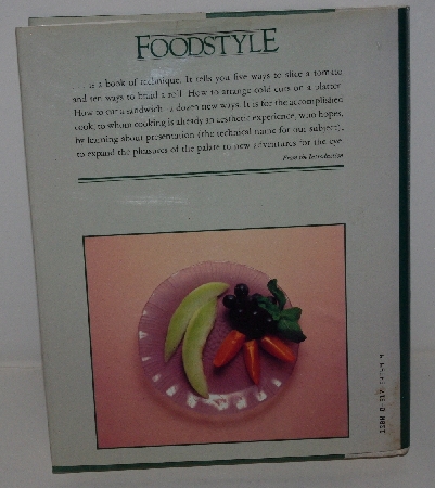 +MBA #3636-0079   "1982 Food Style The Art Of Presenting Food Beautifully By Molly Siple & Irene Sax Hard Cover Cook Book"
