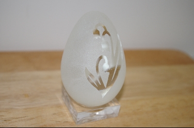 +MBA #9-167  1980's  White Floral Cameo Glass Egg