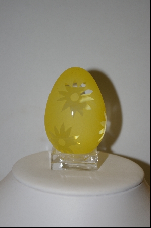 +MBA #9-136  1980's Yellow Floral Cameo Glass Egg