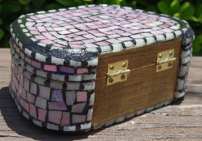 +MBA #5559-0070  "White & Iridescent Pink Stained Glass Purse Shaped Mosaic Jewelry Trinket Box"