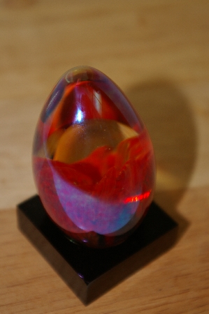 +MBA #10-090  "1985 Hand Crafted Red Flower Glass Egg