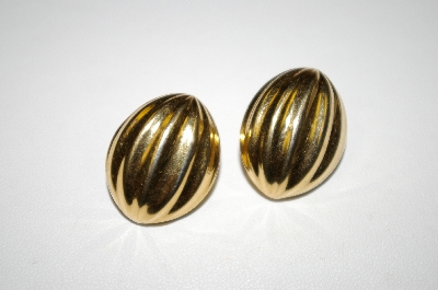 +MBA #25-359  Vintage Gold Tone Pierced Earrings