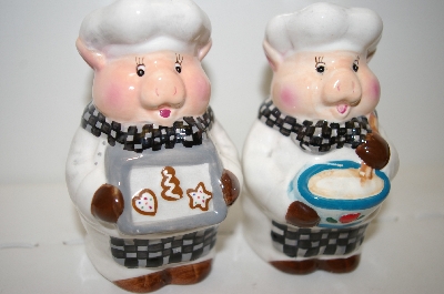 +MBA #33-042  "Pair Of "Pig" Chef Salt & Papper Shakers