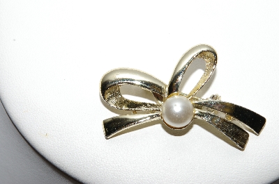 +MBA #91-071   "Sarah Coventry Small Gold Tone Faux Pearl Bow Pin"